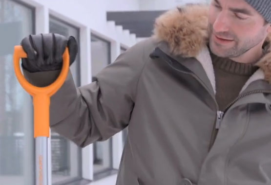 Fiskars SnowXpert™ silikonska krtača in dvosmerno strgalo za led